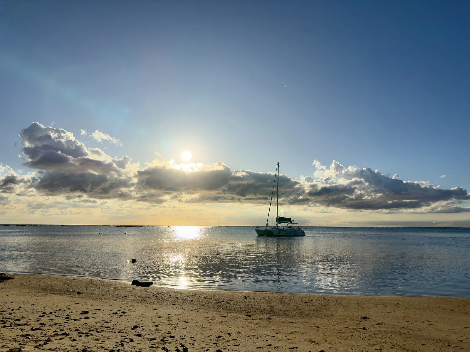 Un velero frente a la playa de Mont Choisy, Mauricio