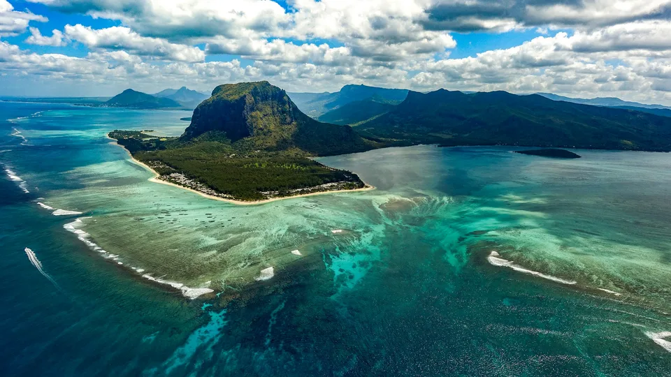 Letecký pohled na Le Morne a iluzi podmořského vodopádu