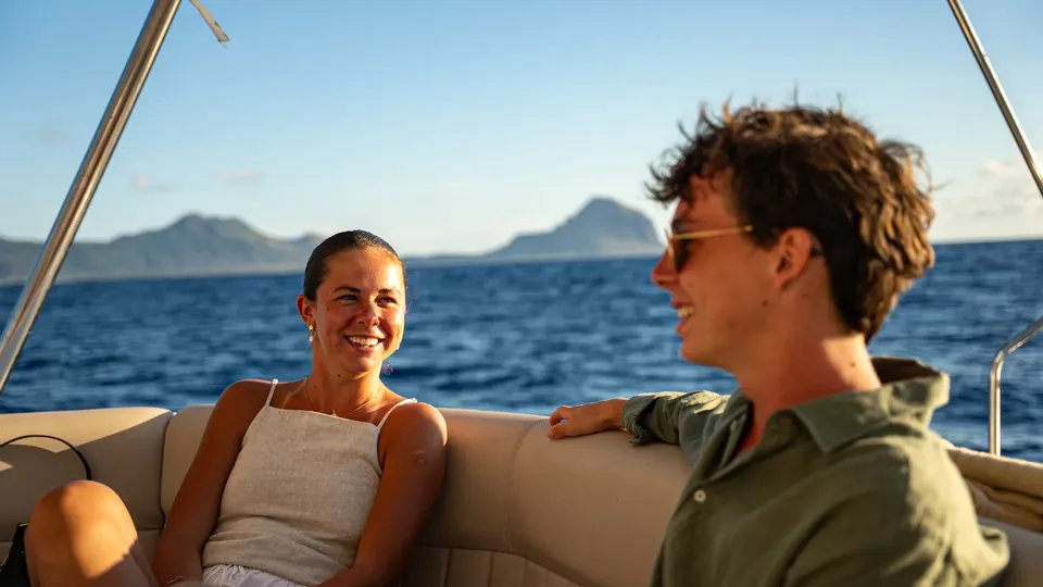 Viajeros descansando a bordo de un barco en Mauricio