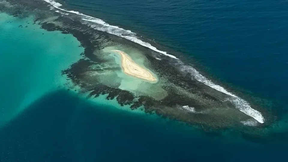 空中俯瞰毛里求斯的潟湖与珊瑚礁