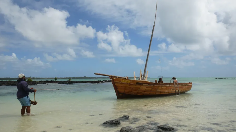 Piragua de madera junto a una playa de Mauricio