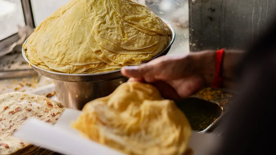 Podávání dholl puri na trhu v Port Louis