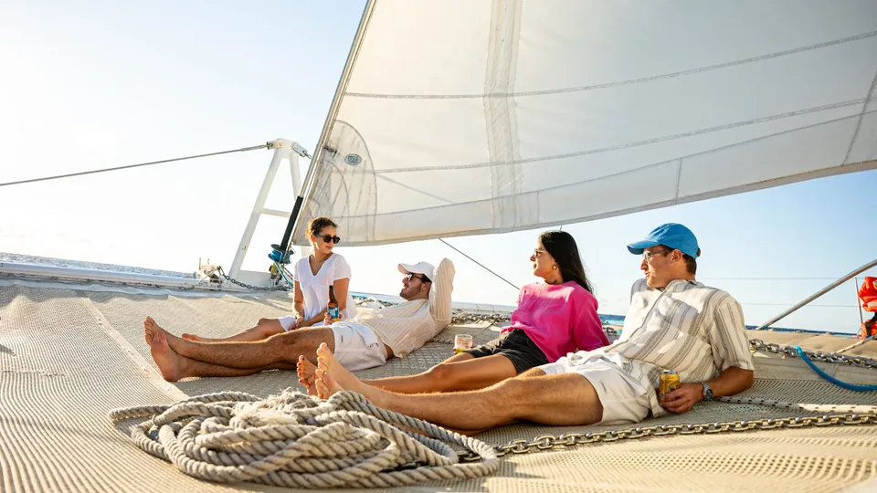 Viajeros descansando a bordo de un barco en Mauricio