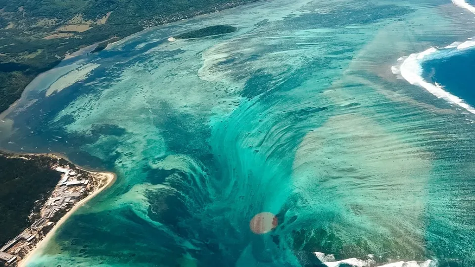 空中俯瞰Le Morne近海的海底瀑布视觉现象