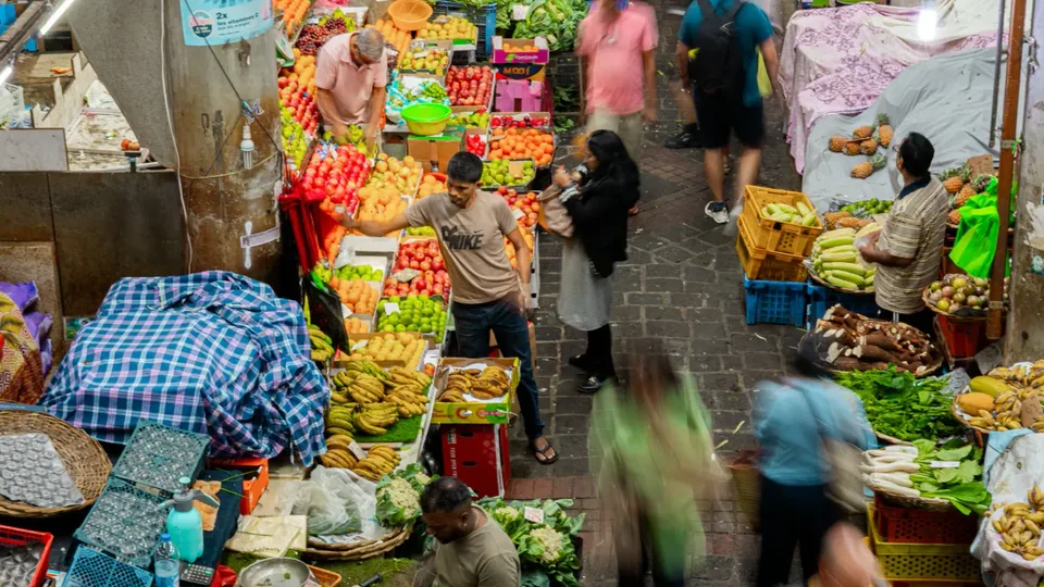 Stánky s ovocem a zeleninou na centrálním trhu v Port Louis