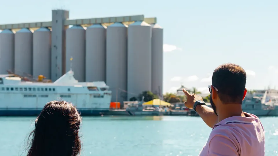 Un guía señala el puerto de Port Louis