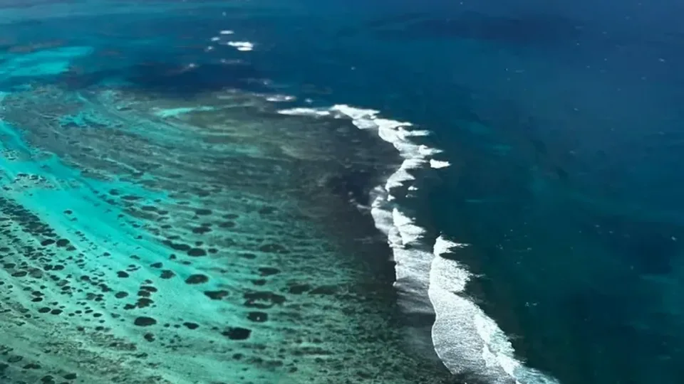 Vista aérea de la laguna y el arrecife de Mauricio