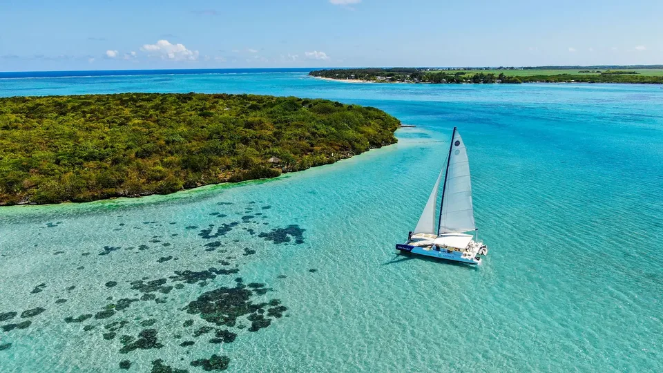 Velero en la laguna de Mauricio
