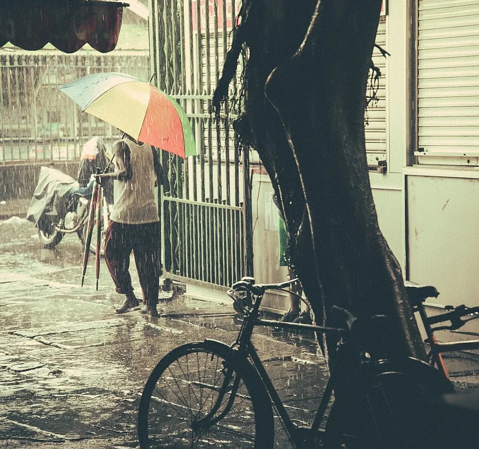 路易港中央市场旁的一把伞和一辆自行车